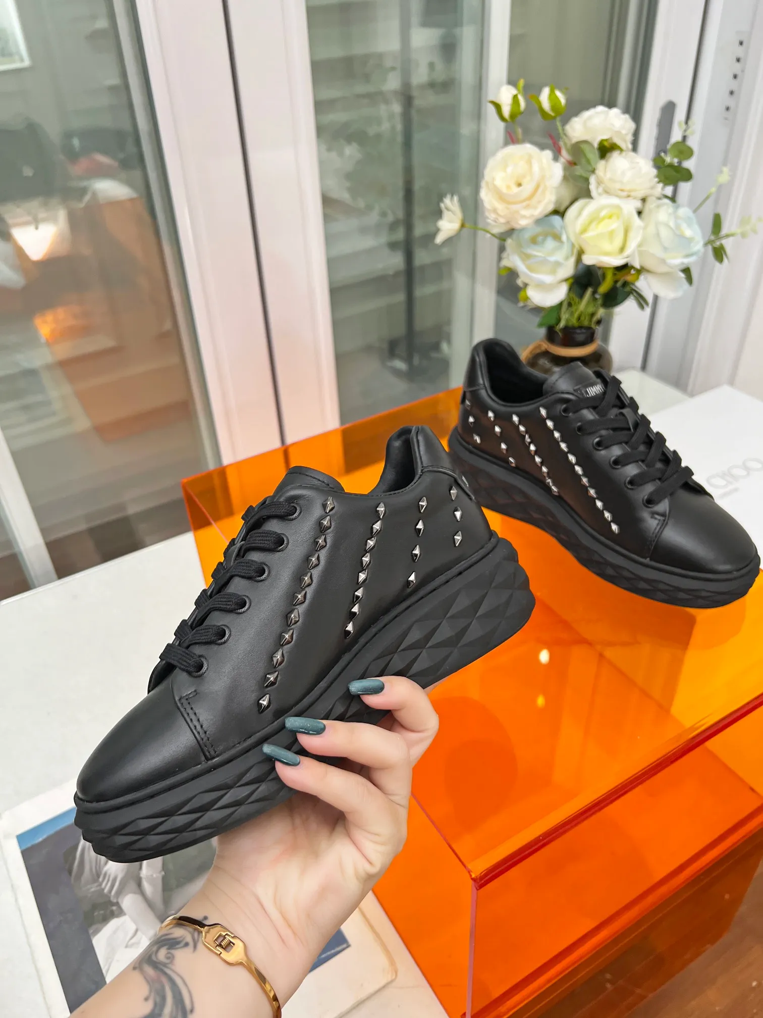 👟👟Ex-factory price 640👟👟 (rivet) Jimmy choo Jimmy Choo 2024 spring and summer Jc new Diamond A new series of sports shoes🔥The uppers are made of original imported cowhide with rivet embellishments🎵The soles are made of brand elements to prevent diamond multi-faceted cutting and have a full three-dimensional feel💥The gradually thinner and thicker soles are designed to make the shoes more comfortable on the feet without the slightest sense of oppression🌹A Diamond sneaker that is fashionable, comfortable, versatile and luxurious is worth owning🧚‍♀️ Fabric: Original imported top layer 🐂cowhide Inner lining: imported 🐑 sheepskin Foot: original injection molded 🐑 sheepskin Outsole: original glass glue combination bottom Size: 34-41 (custom-made size 34.41 is non-refundable)